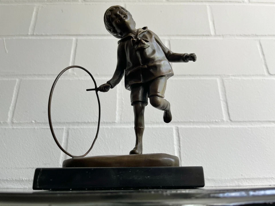 Art Déco Bronzefigur Junge mit Reif 25 cm – nach Chiparus signiert Marmor - Bild 3 von 4