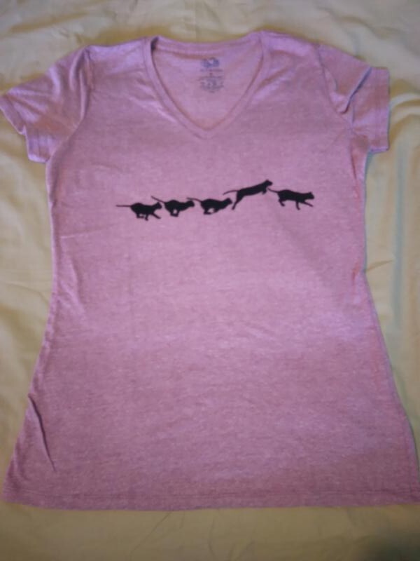 T shirt media adulto viola con stampa fila di gatti neri 277511