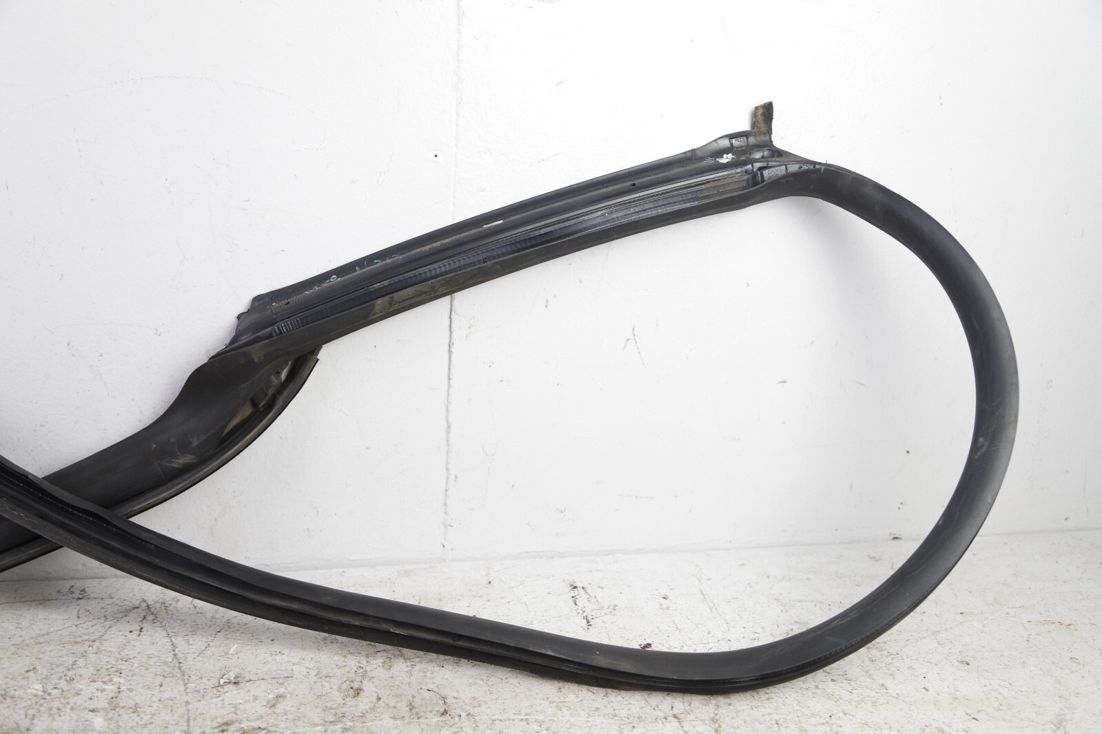 2014 - 2020 MASERATI GHIBLI REAR LEFT SIDE DOOR BODY WEATHERSTRIP SEAL OEM 60K