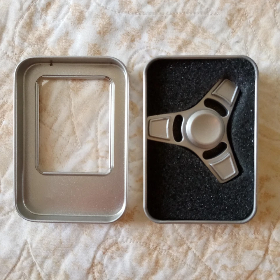Fidget Spinner de Metal, Usado, Pesado, Gira Bonito, Viene con Estuche de Metal, Sin Marca Foto 2 de 4
