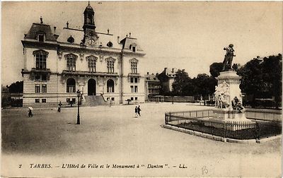 Old postcard Tarbes L'Hotel de Ville et le Monument a Danton (414767)