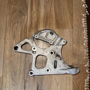 1997-2004 CHEVROLET CORVETTE C5 POWER STEERING ALTERNATOR BRACKET LS1  12555220