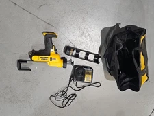 DEWALT DCE560 20V Cordless Variable Speed Adhesive Caulk Gun Plus charger NO BAT