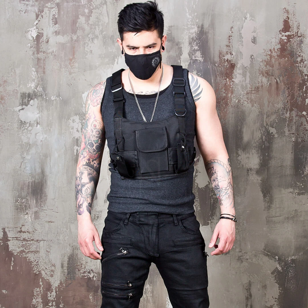 Black vest. Techwear жилет. Techwear одежда мужская. Techwear маска. Чёрный жилет Металист.