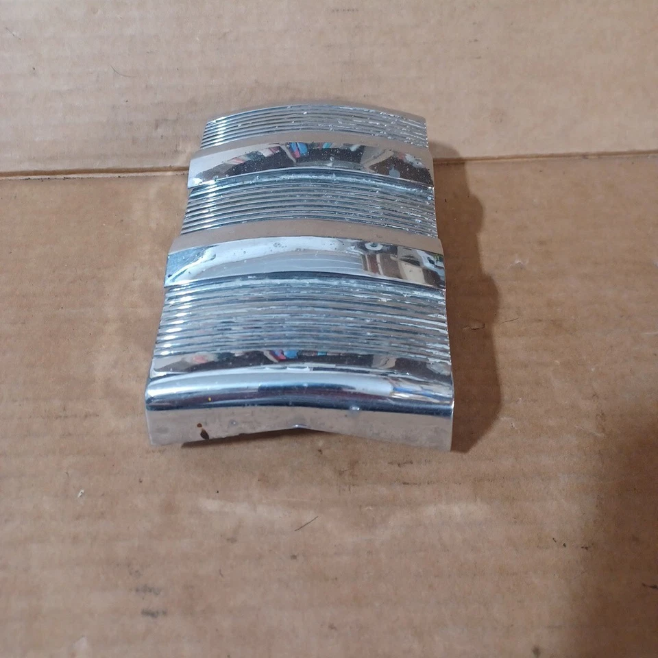 Studebaker Commander 1949 parrilla delantera moldura central parte # 290105 Foto 2 de 4