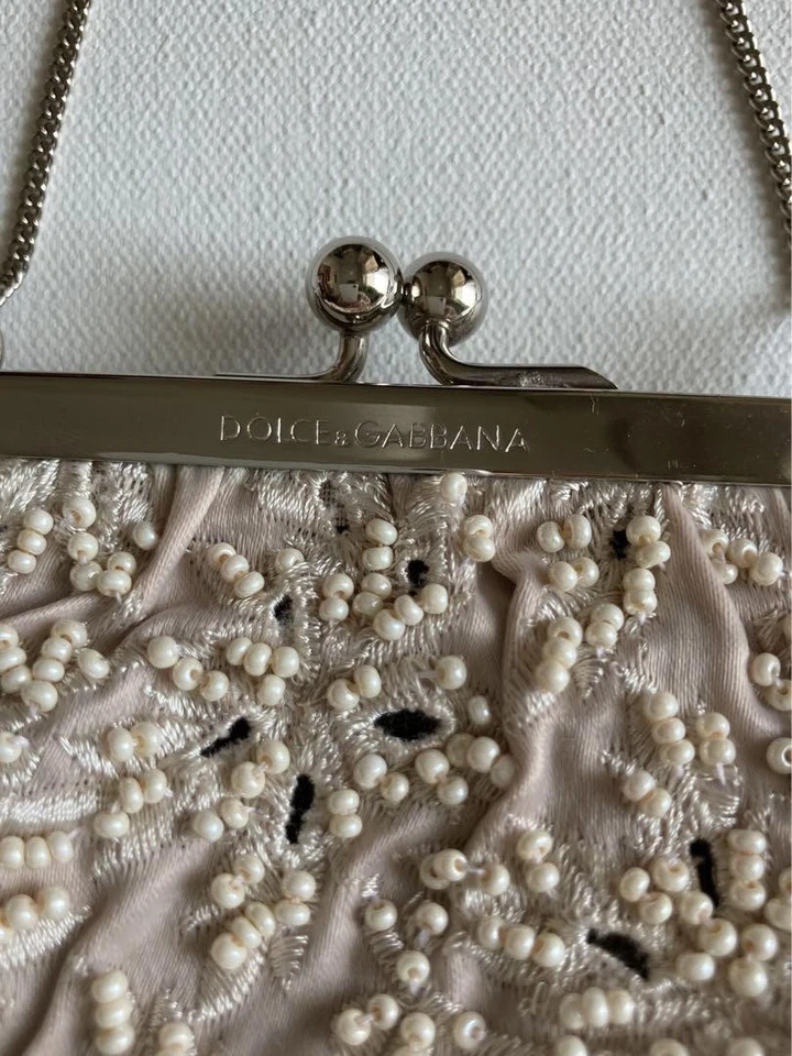 Bolso clutch Dolce & Gabbana satinado bordado con cuentas rosa usado Foto 2 de 4