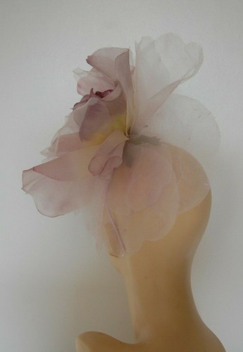 LARGE 12" DIAMETER SILK FLOWER FASCINATOR TWO TONE LILAC &IVORY WEDDING ASCOT - Picture 4 of 5