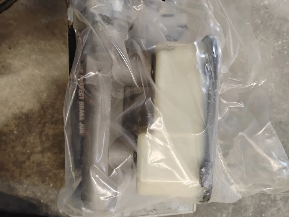 Cilindro maestro M2424 para camiones GM 81-91 Foto 2 de 3