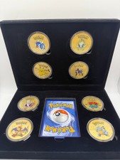 Pack de cartas Pokemon y 8 piezas. Juego de exhibición de monedas de oro de colección con estuche protector