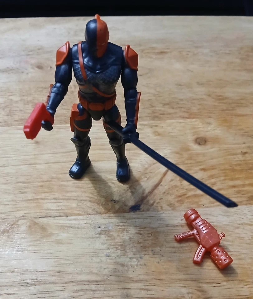 Figura suelta Mattel Deathstroke DC Comics Multiverse 3,75 pulgadas Foto 3 de 3