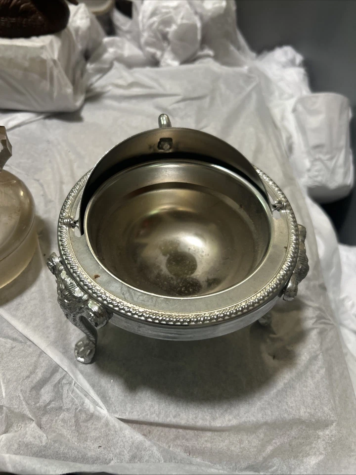 De colección 1883 FB Rogers Silver Co 273 Tapa enrollable Caviar/Mantequilla Plato Servidor Cabeza de León Foto 2 de 3