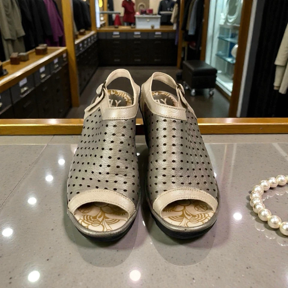 Sandalias de cuña FLY LONDON Yile perforadas metálicas plateadas peep-toe EU 39/US 8 Foto 3 de 4