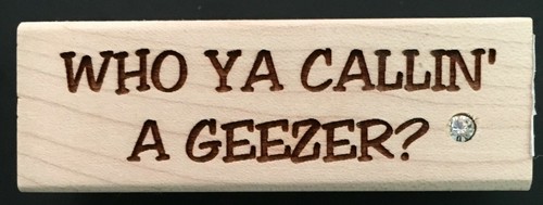 Timbro Who Ya Callin' Geezer divertente umorismo parola frase legno gomma - Foto 1 di 3