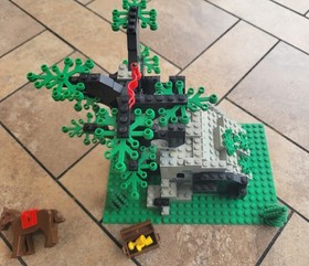 LEGO Castle Camouflaged Outpost 6066 Vintage Forestmen, with manual and minis