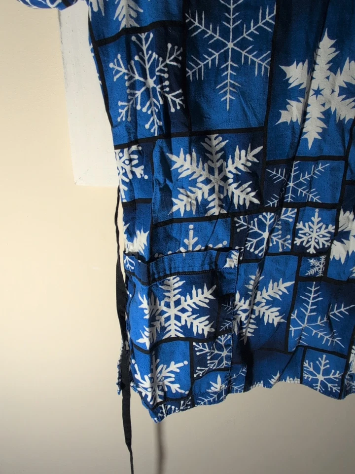 White Cross Winter Scrub Top Size Extra Small Womens - Image 3 of 4