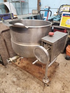 Cleveland KDM-40-T 40-Gallon Steam Jacketed Power Tilting Direct Steam Kettle