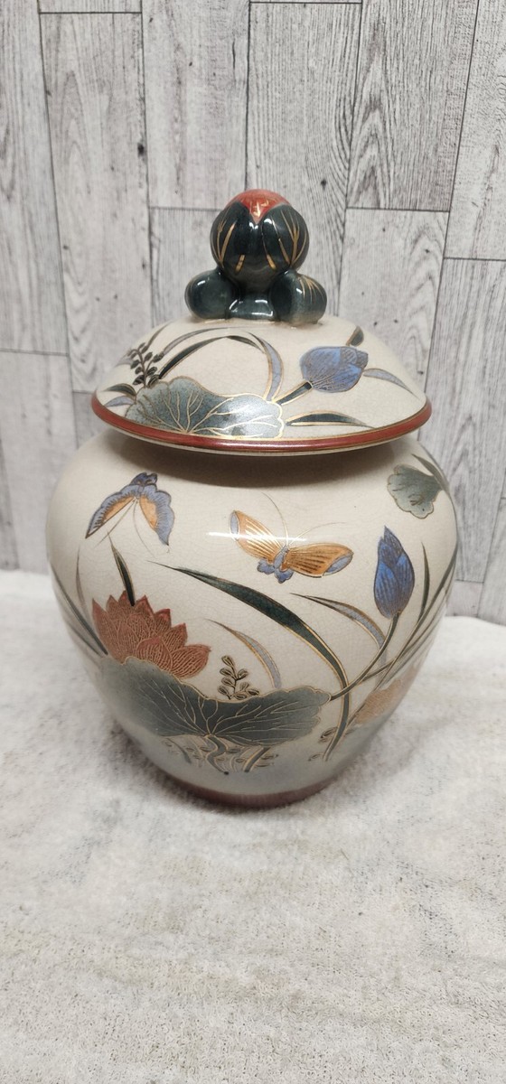 11”signed kutani satsuma toyo Japanese hand painted no chips or