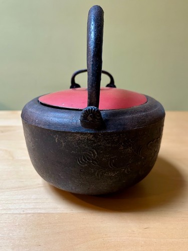 Antique Japanese Tetsubin Iron Sake Pot W/ Red Lacquer Lid Meiji Period Beauty - Picture 3 of 8