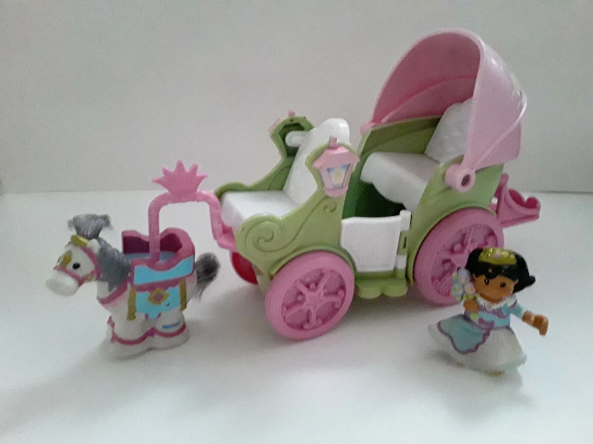 Little people store horse carriage