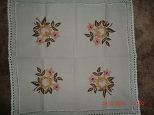 Tischdecke - Mitteldecke - bestickt mit Spitze   ca. 46 x 48 cm