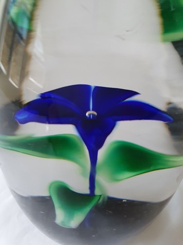stunning floral glass paperweight with maker's mark to base - Picture 9 of 11