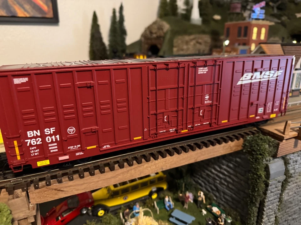 Item # 3003011-2 O Berwick 60' Hy-Cube Box Car BNSF Road # 762011 [3 Rail] - Image 2 of 4