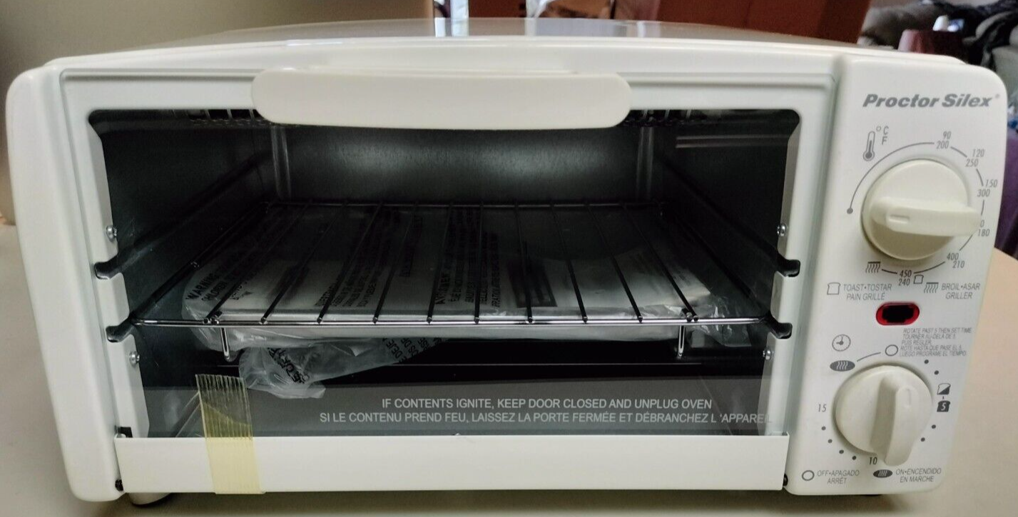 New/Old Stock2011 ProctorSilex White Large 4Slice Toaster Oven