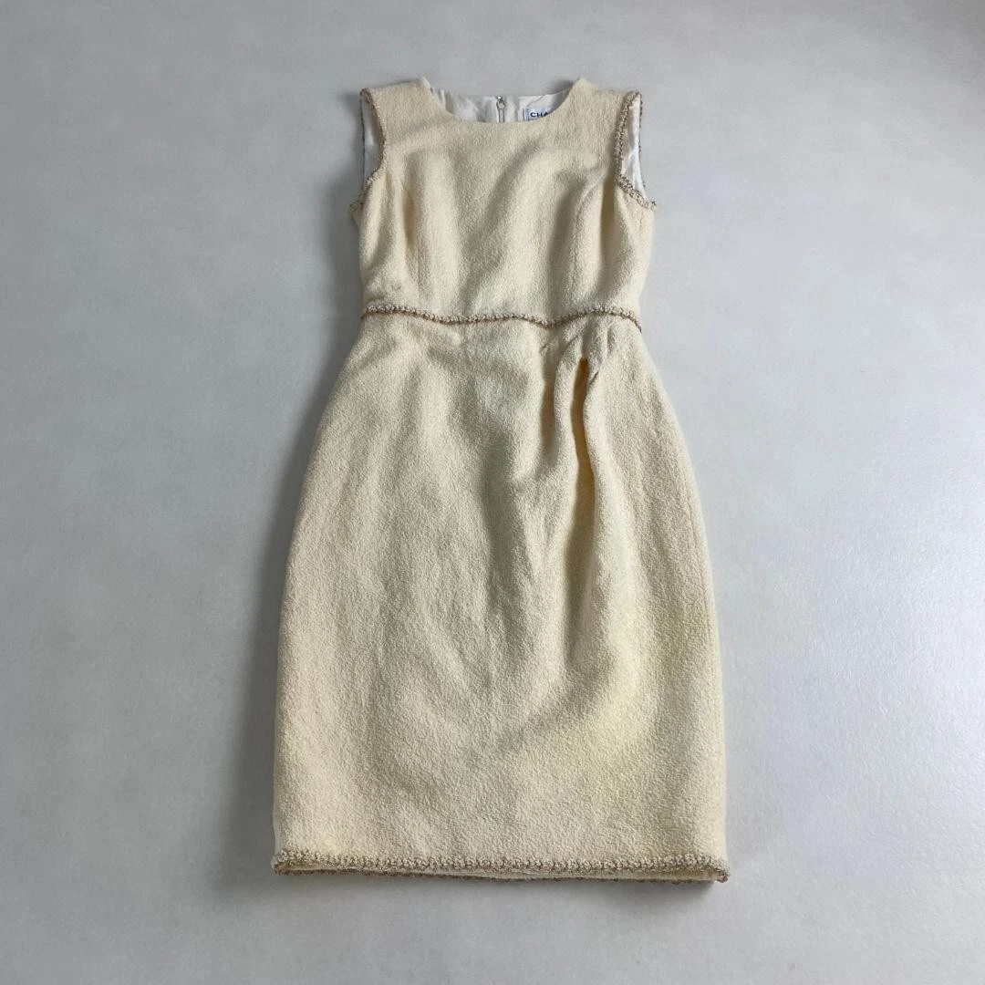 Abito CHANEL smanicato in tweed con orlo ricamato ciondolo cocco taglia:36 lana