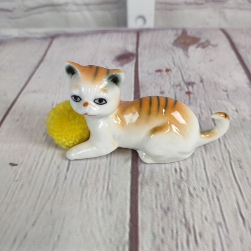 Vintage Porzellan kitschige Katze Katze Figur mit gelbem Garnknäuel CR-780 ~ TAIWAN - Bild 1 von 6