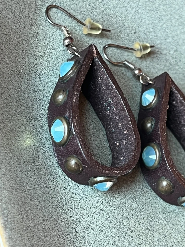 大号深棕色皮革泪珠环带青铜铆钉和虹彩浅蓝色 — 第 2/4 张图片