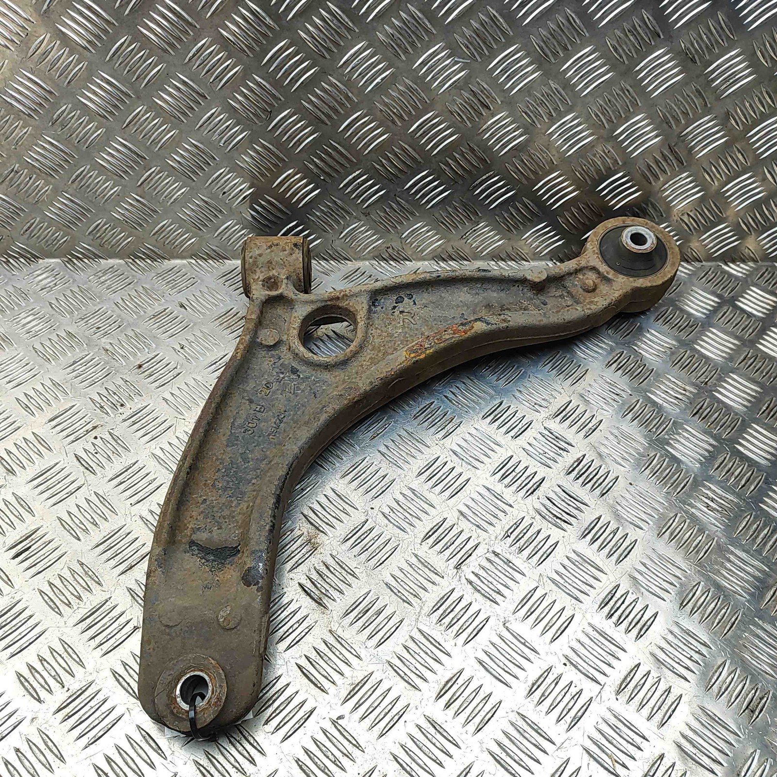 Opel Movano B Furgon wishbone front right lower 93197215 2.3 diesel 32695292