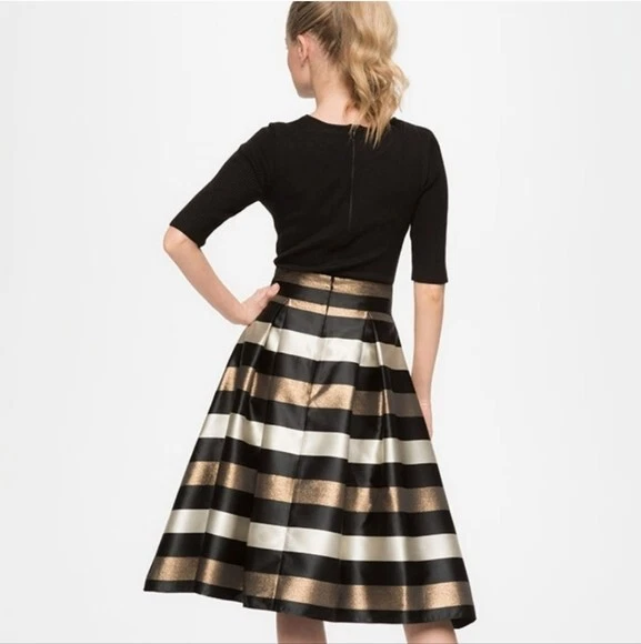 Falda acampanada completa a rayas negras dorada metálica Eliza J talla 4 para mujer $178 Foto 2 de 4