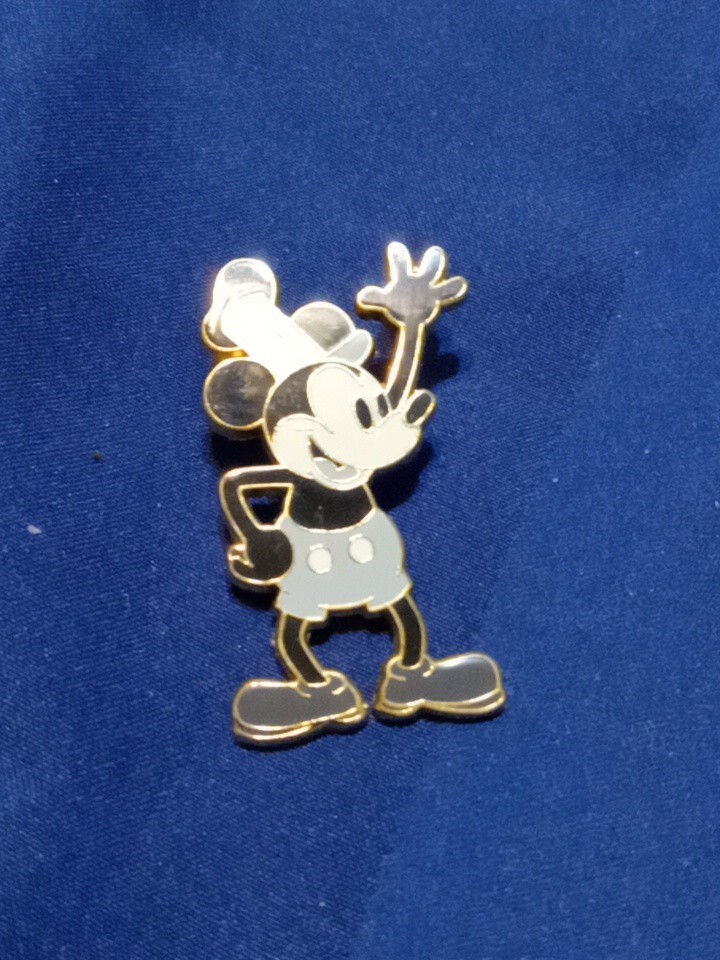 Mickey Mouse Classic Steamboat Willie Disney Parks Pin Trading