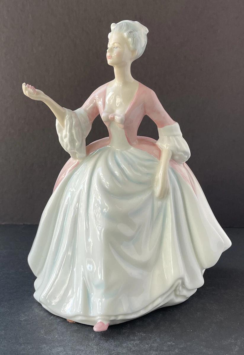 ロイヤルドルトン　ダイアナ　フィギュア 陶器フィギュアでよみがえる“永遠のファッションアイコン”、ダイアナ妃