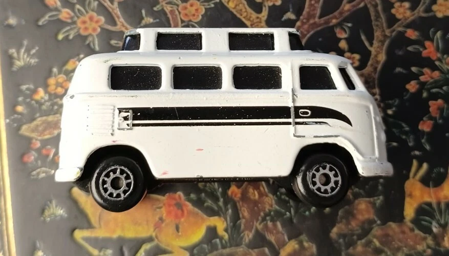 Cámper Volkswagen Maisto VW Champer blanco fundido a presión 1:64 hecho en China Foto 2 de 4