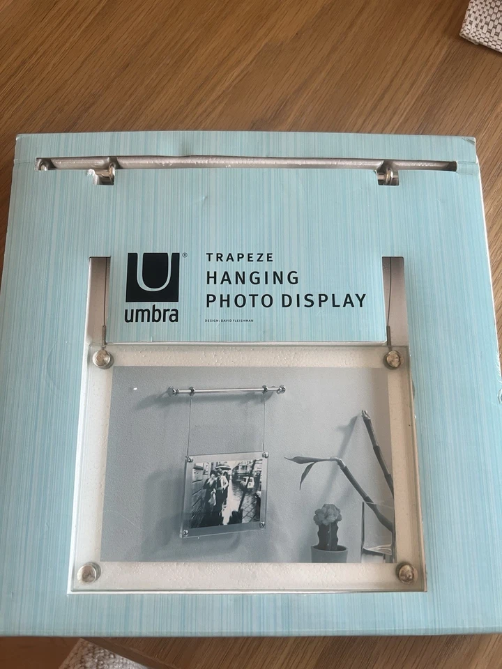 Moderna exhibición de fotos colgante de trapecio UMBRA 4x6 níquel/vidrio elegante minimalista Foto 3 de 4