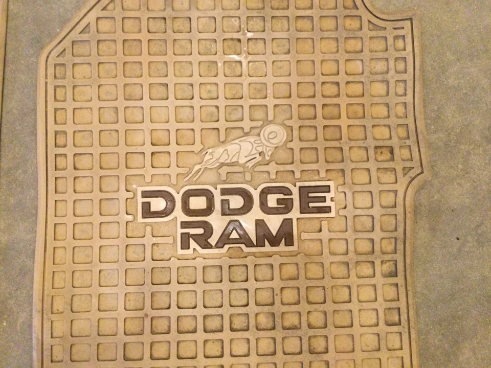 Dodge Cummins W250 W350 D250 D350 1989 primera generación tapetes color tostado OEM Foto 4 de 4