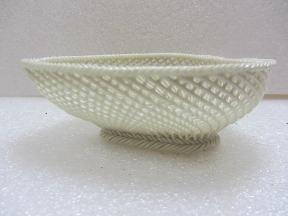 Belleek Woven Plain Heart Shaped Basket Four Strand Ribbon Third Period 1921-54 - Image 2 of 4