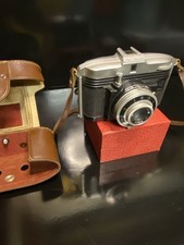 macchina fotografica ferrania ibis,con custodia in pelle.