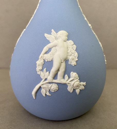 Wedgwood CUPIDS CHERUBS Love White on Pale Blue Jasperware 5 1/2" Vase ~ England - Picture 6 of 12