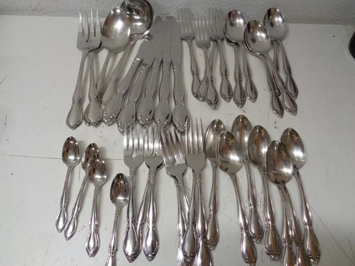 Oneida Strathmore Stainless Ltd. Deluxe Set Of 40 pieces