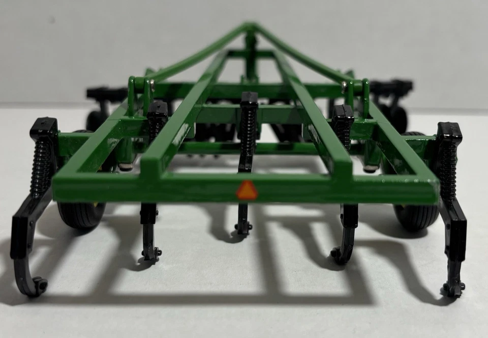 ERTL 1:64 Scale John Deere Farm  5 Shank Subsoiler Disc Harrow USED GREAT SHAPE - Image 3 of 4