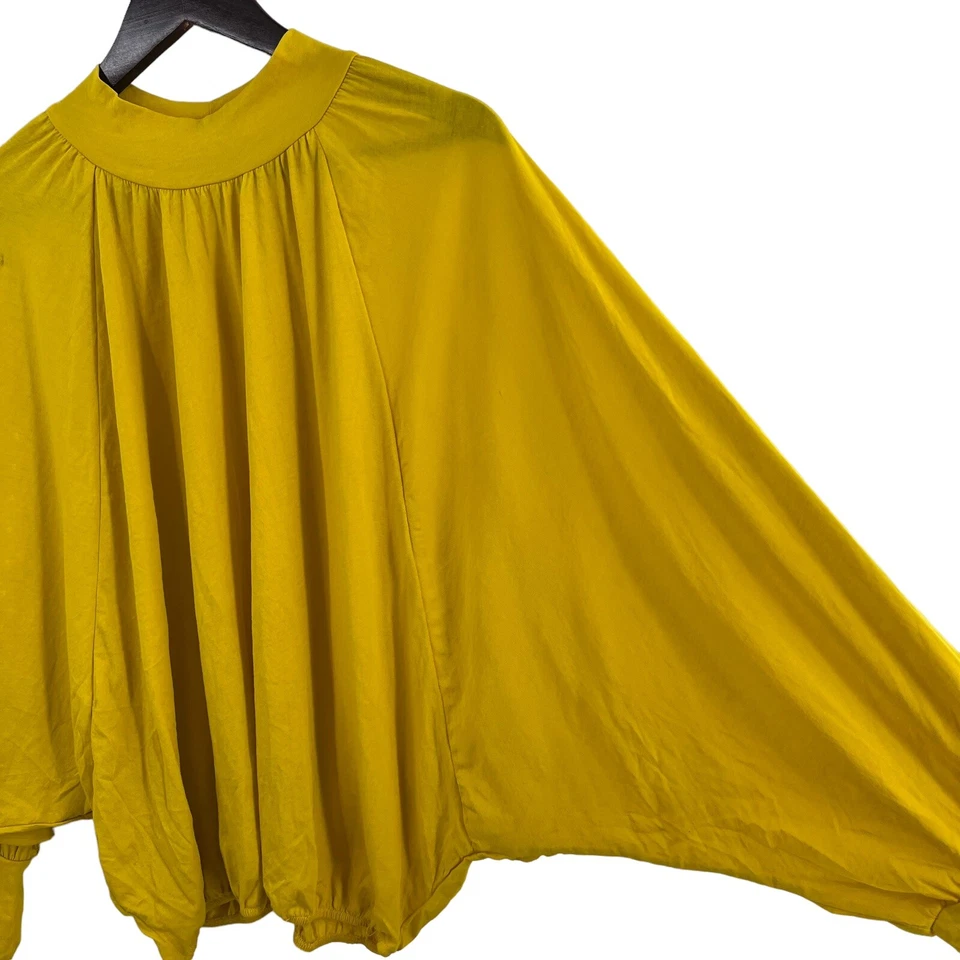 Blusa LAMade amarela gola simulada manga dolman - Imagem 2 de 4