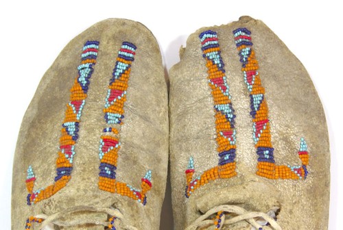 1890s PAIR OF NATIVE AMERICAN CHEYENNE INDIAN BEAD DECORATED HIDE MOCCASINS - Picture 3 of 6