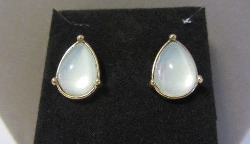 COLLAR Y PENDIENTES AVON JOYERÍA FEMENINA GRACE TONO DORADO NUEVO EN CAJA - Imagen 4 de 5
