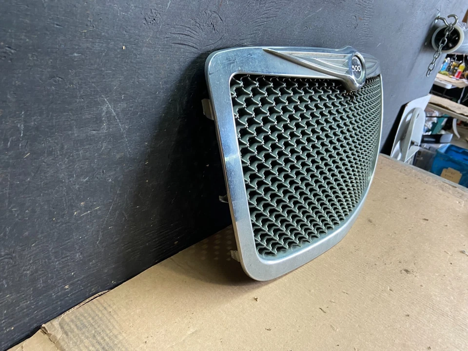 Chrysler 300 300C 2005 a 2010 rejilla metálica de acero inoxidable OEM N8975 DG Foto 3 de 4