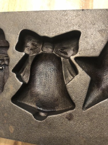 Lodge Cast Iron Christmas Holiday Mold 5H12 5 Sections Santa Star Bell Scones - Picture 5 of 11