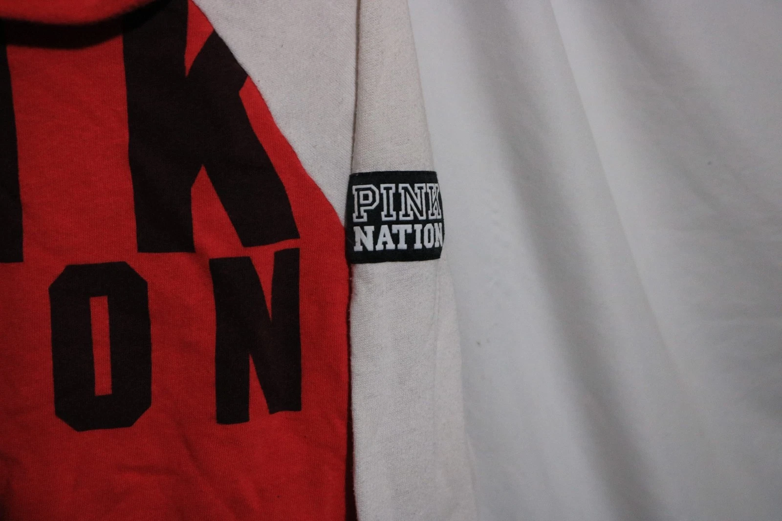 UNDERCOVER Felpa con cappuccio Victoria's Secret donna M rosa nazione scritta rossa bianca pile crop