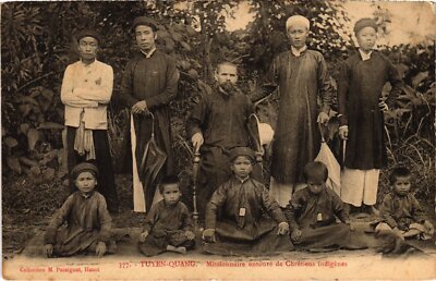 PC TUYEN-QUANG MISSIONAIRE ENTOURNE DE CHRETIENS INDIGENES VIETNAM (a36922)