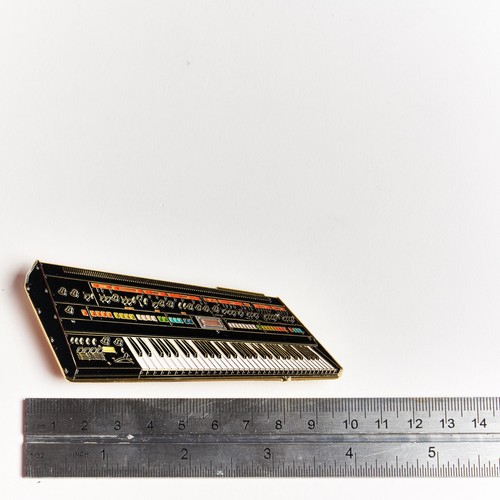 Pin sintetizador de teclado Roland Jupiter 8 - Imagen 4 de 5